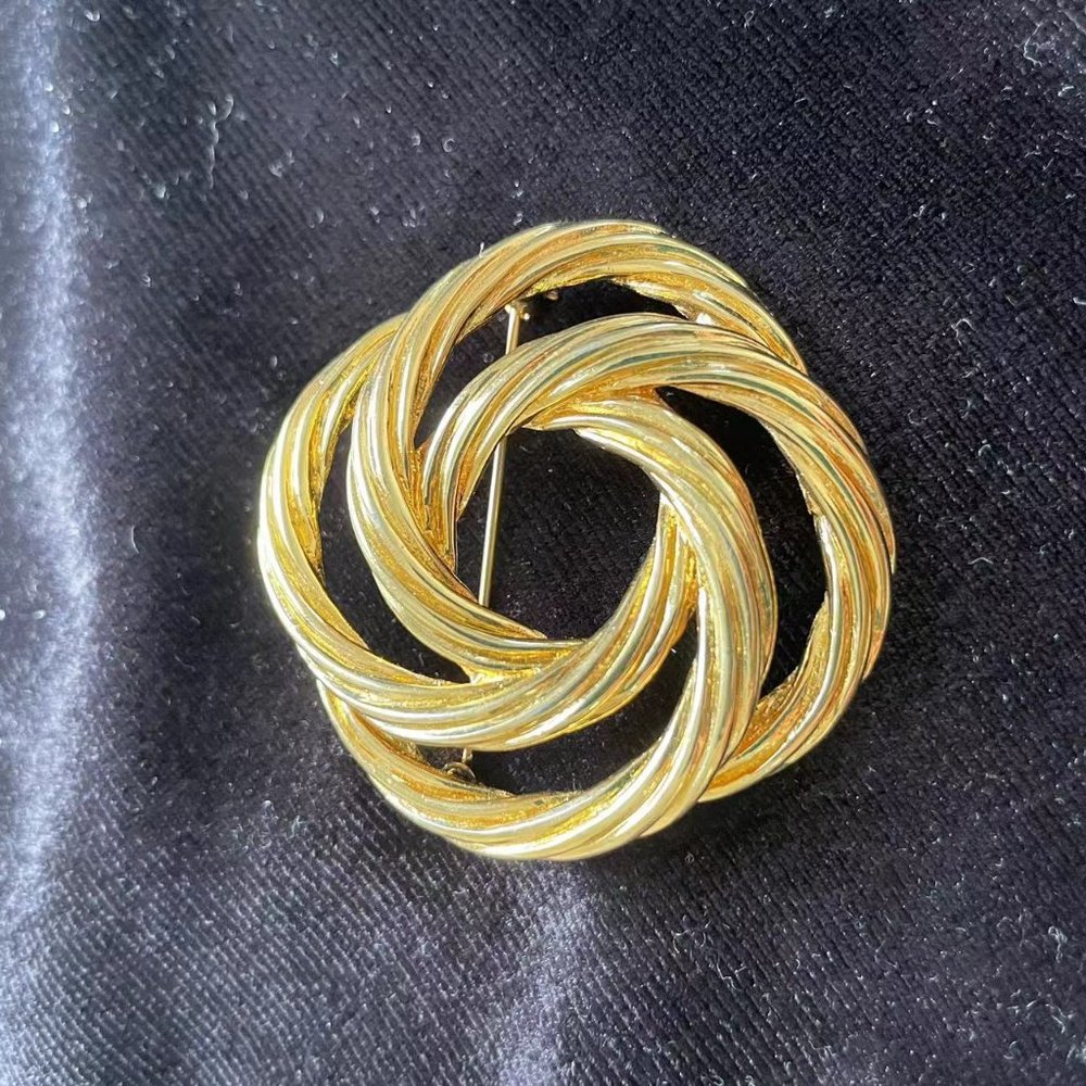 vintage monet gold tone brooch